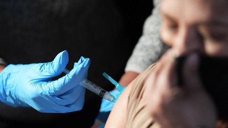 США запланировали отправить в другие страны 20 млн доз вакцины от COVID-19